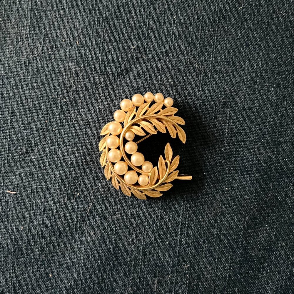 Vintage Gold Tone Laural Leaves/Pearl Pin - Picture 1 of 4
